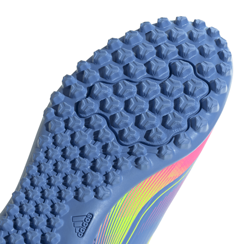 Guayos-adidas-para-niño-F50-Club-Tf-J-para-futbol-color-azul.-Lateral-Y-Suela