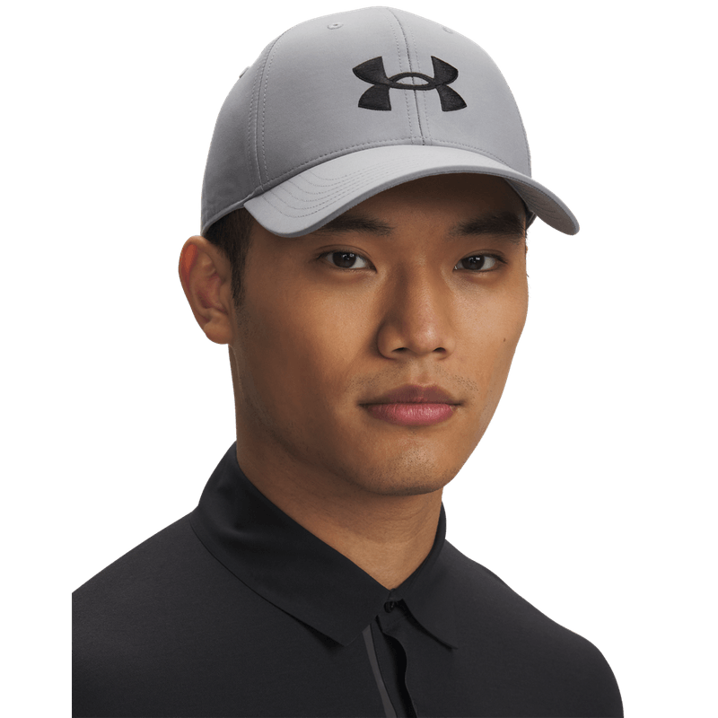 Gorra-under-armour-para-hombre-Drive-Bltz-Adj-para-golf-color-gris.-Frente-Sobre-Modelo