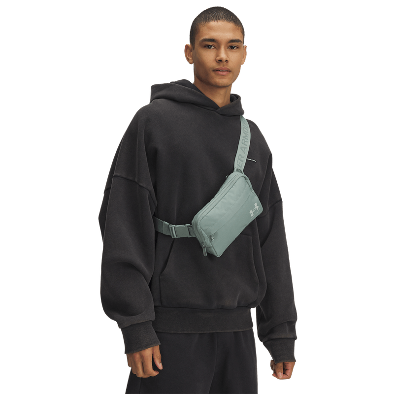 Canguro-under-armour-unisex-Ua-Essential-Wb-Xbody-para-moda-color-verde.-Frente-Sobre-Modelo