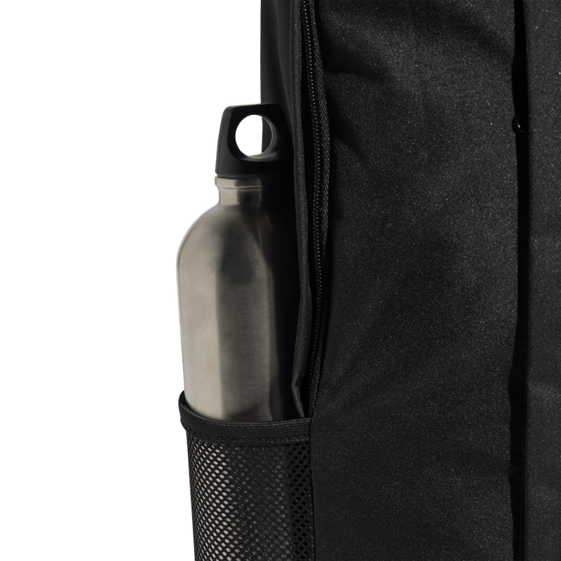 Morral-adidas-unisex-Linear-Backpack-para-moda-color-negro.-Detalle-2