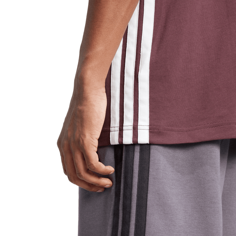 Camiseta-Manga-Corta-adidas-para-hombre-M-3S-Sj-T-para-moda-color-rojo.-Lateral-Sobre-Modelo