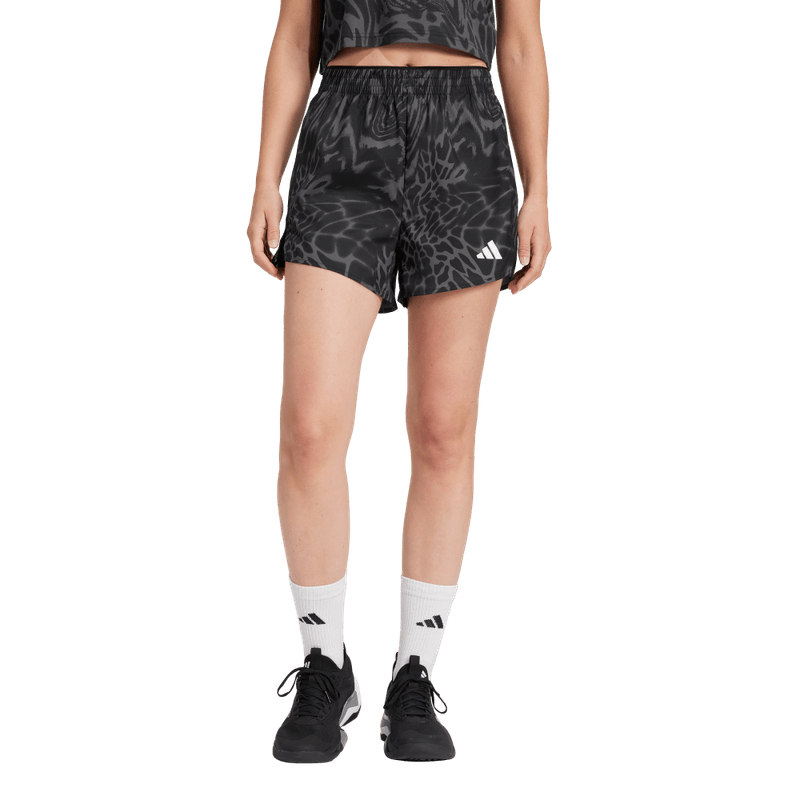 Pantaloneta-adidas-para-mujer-We-Min-Aop-Sh-para-entrenamiento-color-negro.-Frontal-Sobre-Modelo-2