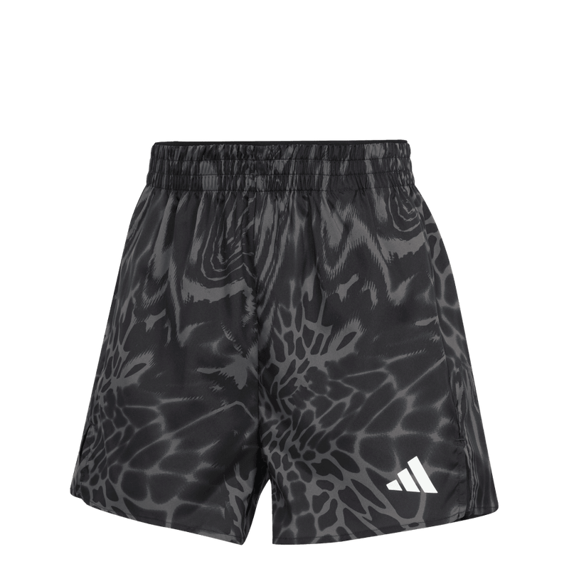 Pantaloneta-adidas-para-mujer-We-Min-Aop-Sh-para-entrenamiento-color-negro.-Frontal-Sobre-Modelo