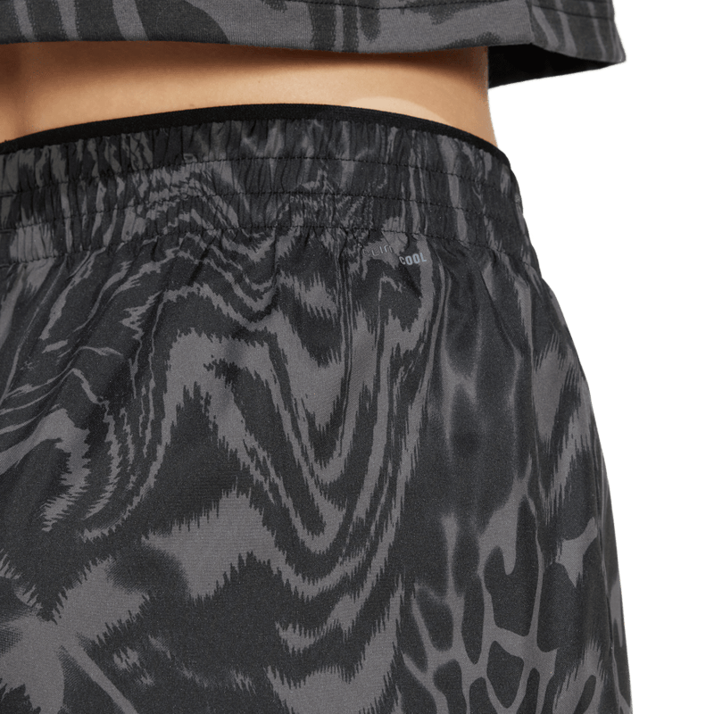 Pantaloneta-adidas-para-mujer-We-Min-Aop-Sh-para-entrenamiento-color-negro.-Lateral-Sobre-Modelo
