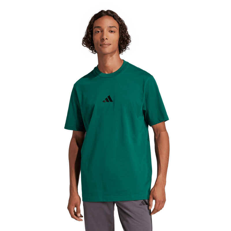 Camiseta-Manga-Corta-adidas-para-hombre-M-Sl-Sj-T-para-moda-color-verde.-Frontal-Sobre-Modelo-2