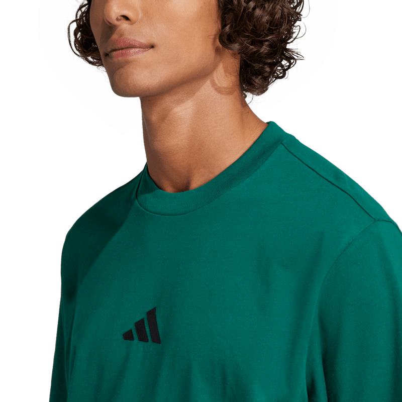 Camiseta-Manga-Corta-adidas-para-hombre-M-Sl-Sj-T-para-moda-color-verde.-Lateral-Sobre-Modelo