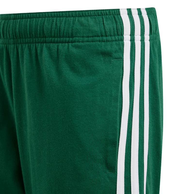 Pantaloneta-adidas-para-niño-U-3S-Kn-Sho-para-moda-color-verde.-Detalle-Reflectivo-Modelo