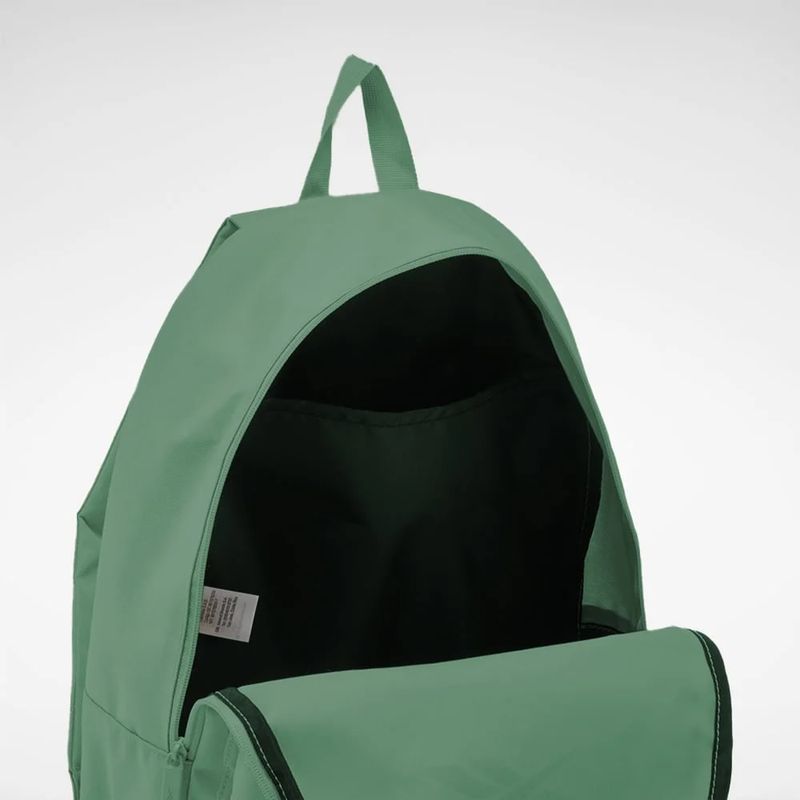 Morral-reebok-para-hombre-Wor--Backpack-para-entrenamiento-color-verde.-Sobre-Modelo