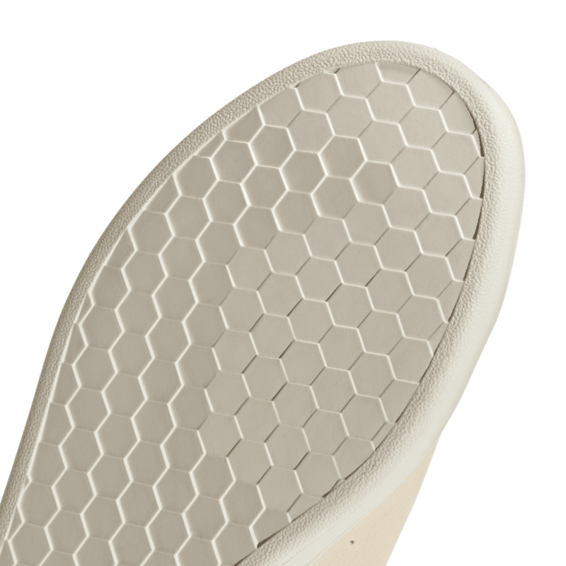 Tenis-adidas-para-hombre-Urban-Court-para-moda-color-blanco.-Detalle-2