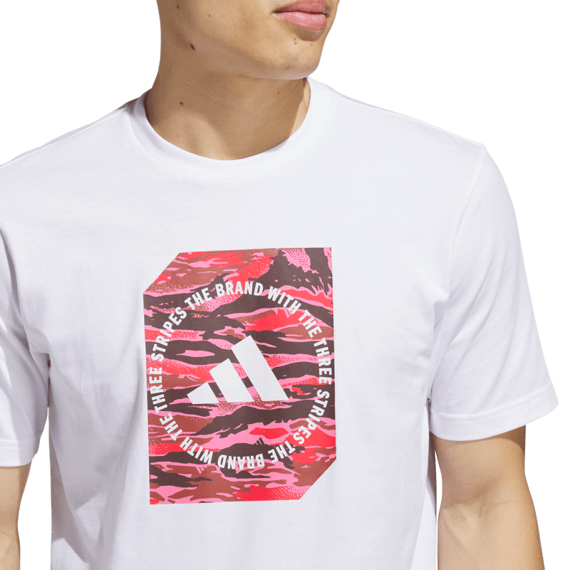 Camiseta-Manga-Corta-adidas-para-hombre-M-C-Camo-Box-T-para-moda-color-blanco.-Detalle-Reflectivo-Modelo