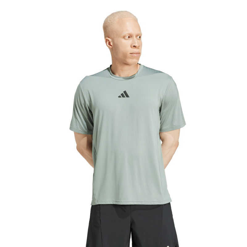 Camiseta-Manga-Corta-adidas-para-hombre-D4T-Int.-Tee-para-entrenamiento-color-verde.-Frontal-Sobre-Modelo-2