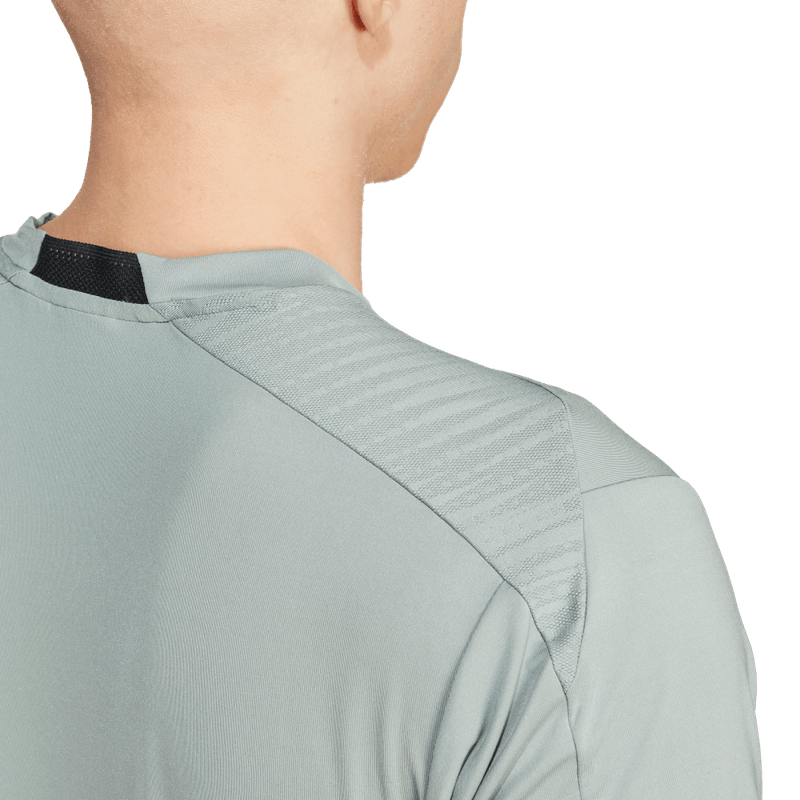 Camiseta-Manga-Corta-adidas-para-hombre-D4T-Int.-Tee-para-entrenamiento-color-verde.-Lateral-Sobre-Modelo