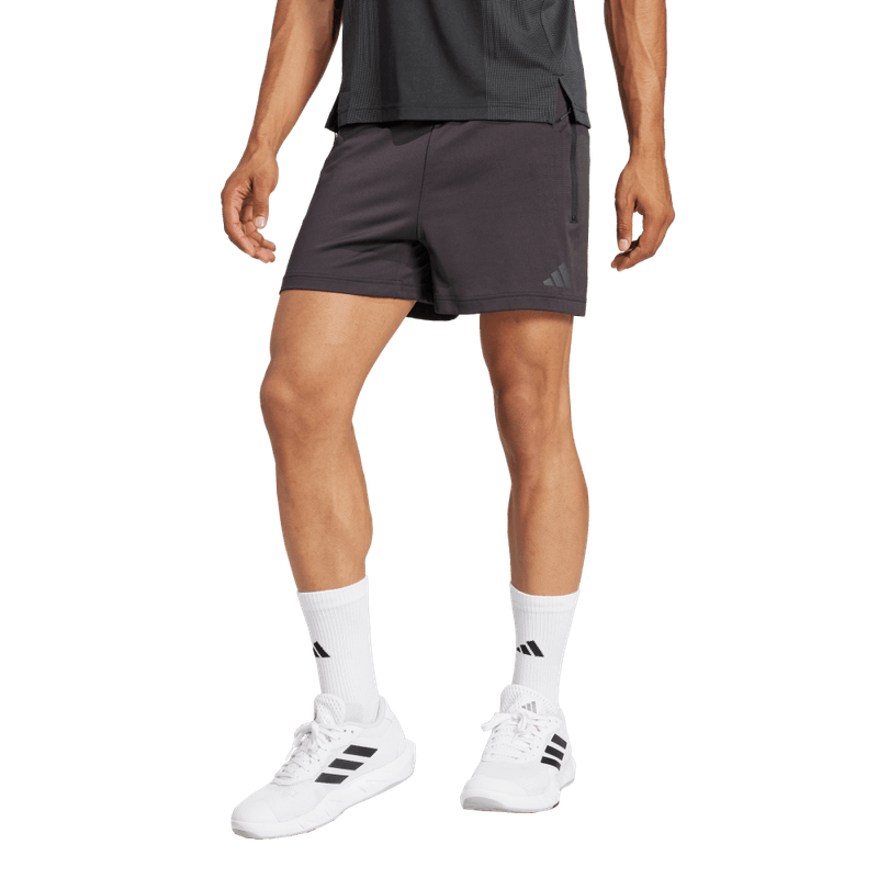 Pantaloneta-adidas-para-hombre-Airchill-Shorts-para-entrenamiento-color-negro.-Frontal-Sobre-Modelo-2