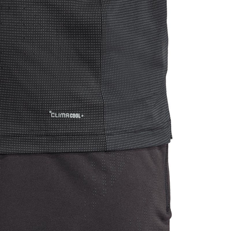 Camiseta-Manga-Corta-adidas-para-hombre-Airchill-Tee-para-entrenamiento-color-negro.-Lateral-Sobre-Modelo