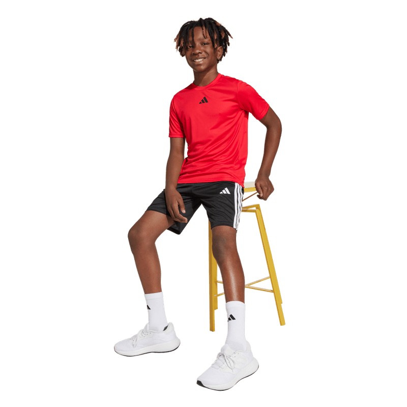 Conjunto-adidas-para-niño-J-Tr-Es-3S-Set-para-entrenamiento-color-rojo.-Frontal-Sobre-Modelo-2