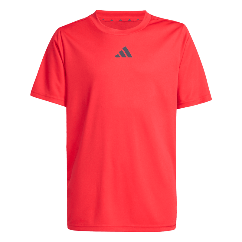 Conjunto-adidas-para-niño-J-Tr-Es-3S-Set-para-entrenamiento-color-rojo.-Frontal-Sobre-Modelo