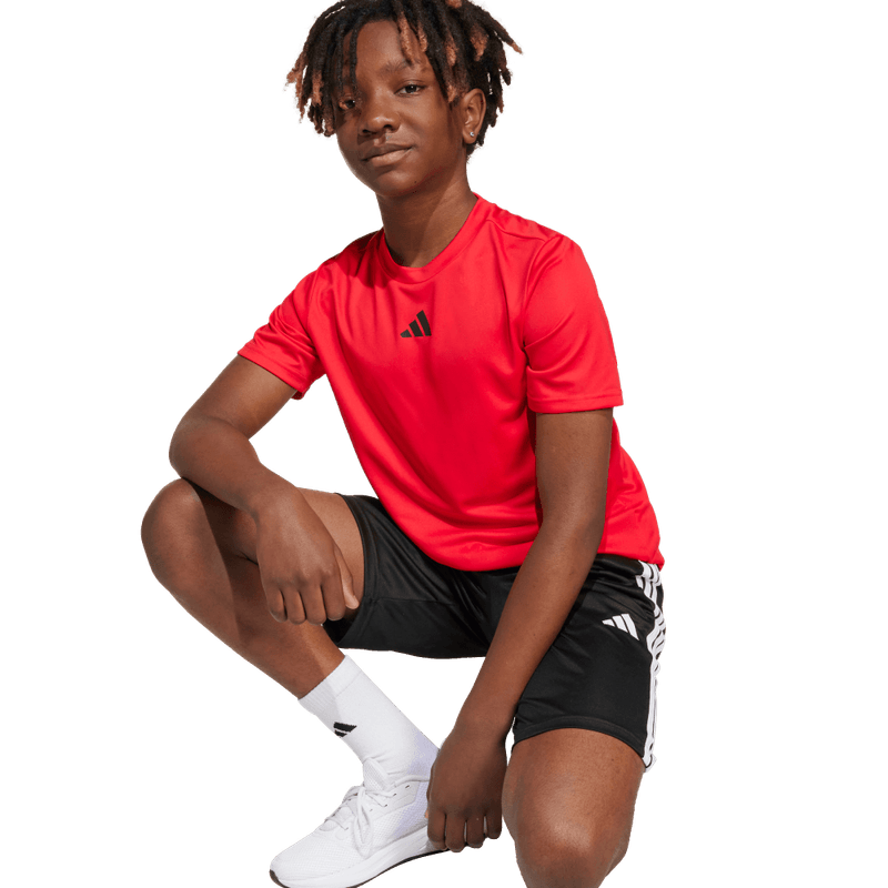Conjunto-adidas-para-niño-J-Tr-Es-3S-Set-para-entrenamiento-color-rojo.-Lateral-Sobre-Modelo