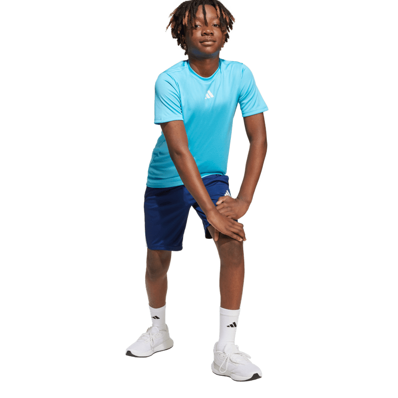 Conjunto-adidas-para-niño-J-Tr-Es-3S-Set-para-entrenamiento-color-azul.-Frontal-Sobre-Modelo