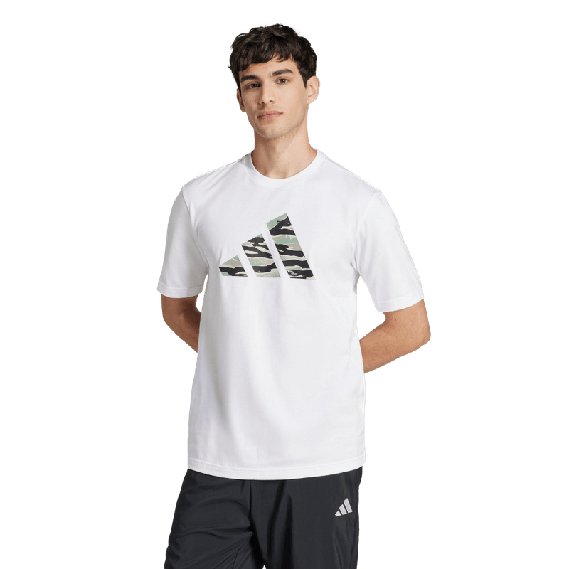 Camiseta-Manga-Corta-adidas-para-hombre-M-C-Camo-Logo-T-para-moda-color-blanco.-Frente-Sobre-Modelo