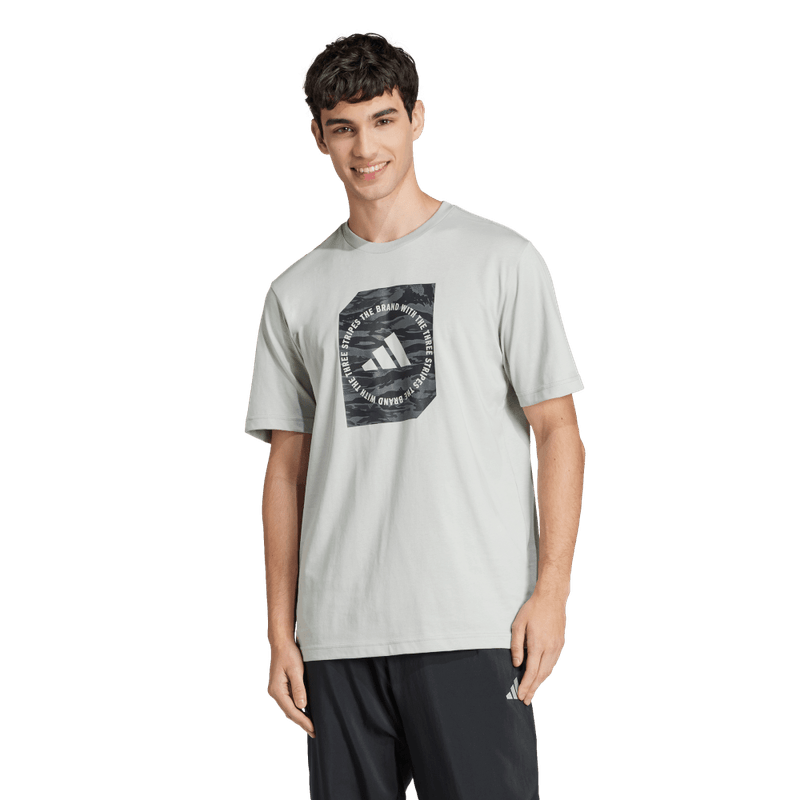 Camiseta-Manga-Corta-adidas-para-hombre-M-C-Camo-Box-T-para-moda-color-gris.-Frente-Sobre-Modelo