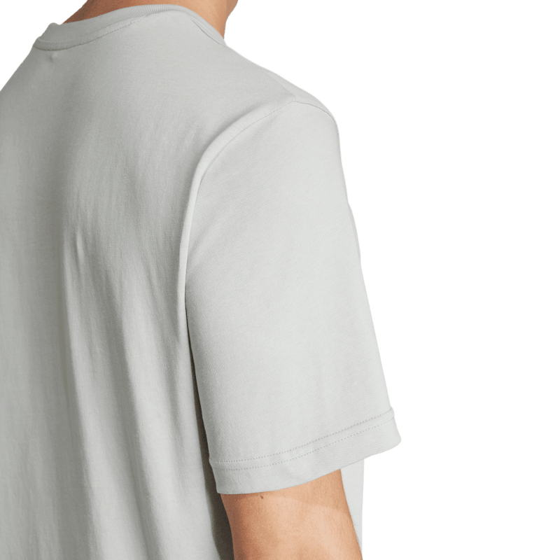 Camiseta-Manga-Corta-adidas-para-hombre-M-C-Camo-Box-T-para-moda-color-gris.-Detalle-Reflectivo-Modelo