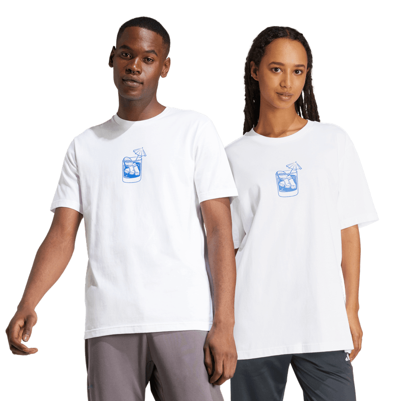 Camiseta-Manga-Corta-adidas-para-hombre-M-L-Drink-Tee-para-moda-color-blanco.-Frente-Sobre-Modelo