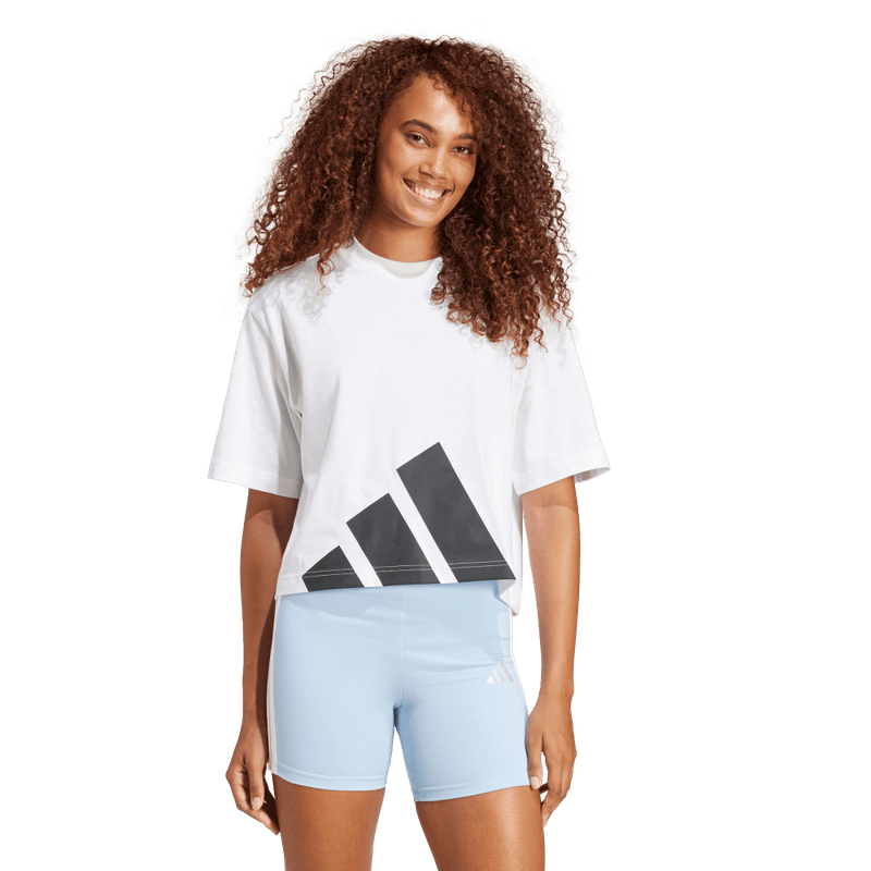 Camiseta-Manga-Corta-adidas-para-mujer-W-Bl-Sj-Bf-T-para-moda-color-blanco.-Frente-Sobre-Modelo