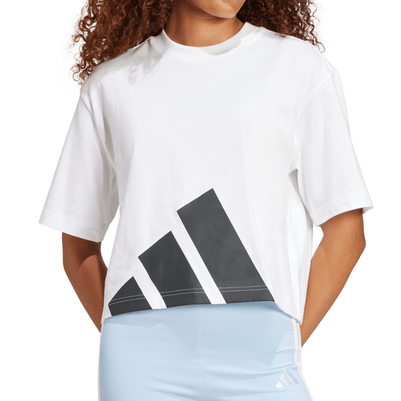 Camiseta-Manga-Corta-adidas-para-mujer-W-Bl-Sj-Bf-T-para-moda-color-blanco.-Detalle-Reflectivo-Modelo