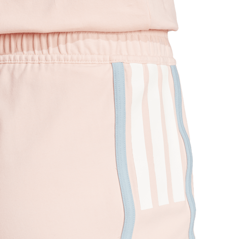 Pantaloneta-adidas-para-mujer-W-Tiro-Q2-Sho-para-moda-color-rosado.-Detalle-Reflectivo-Modelo