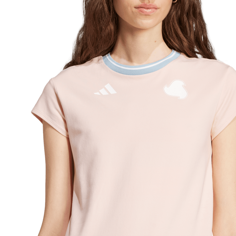 Camiseta-Manga-Corta-adidas-para-mujer-W-Tiro-Q2-Sli-T-para-moda-color-rosado.-Detalle-Reflectivo-Modelo