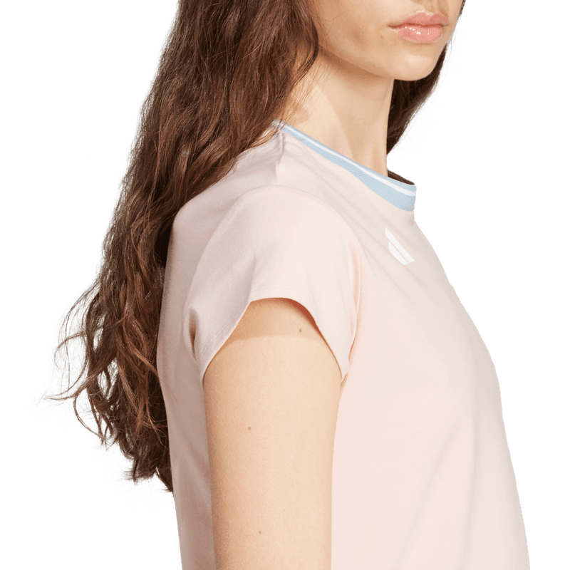 Camiseta-Manga-Corta-adidas-para-mujer-W-Tiro-Q2-Sli-T-para-moda-color-rosado.-Lateral-Sobre-Modelo