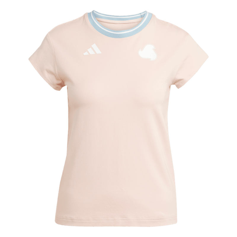Camiseta-Manga-Corta-adidas-para-mujer-W-Tiro-Q2-Sli-T-para-moda-color-rosado.-Frontal-Sobre-Modelo