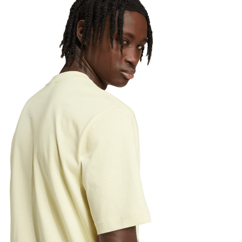 Camiseta-Manga-Corta-adidas-para-hombre-M-Bl-Sj-T-para-moda-color-amarillo.-Lateral-Sobre-Modelo