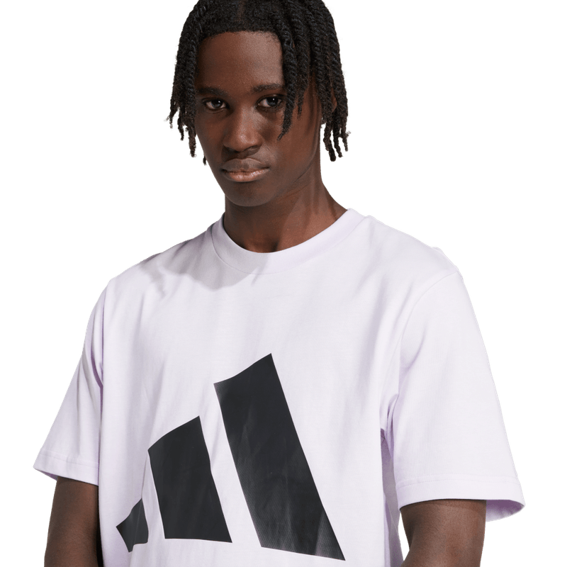 Camiseta-Manga-Corta-adidas-para-hombre-M-Bl-Sj-T-para-moda-color-blanco.-Lateral-Sobre-Modelo
