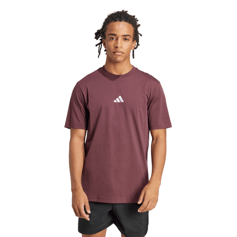 Camiseta-Manga-Corta-adidas-para-hombre-M-Sl-Sj-T-para-moda-color-rojo.-Frente-Sobre-Modelo