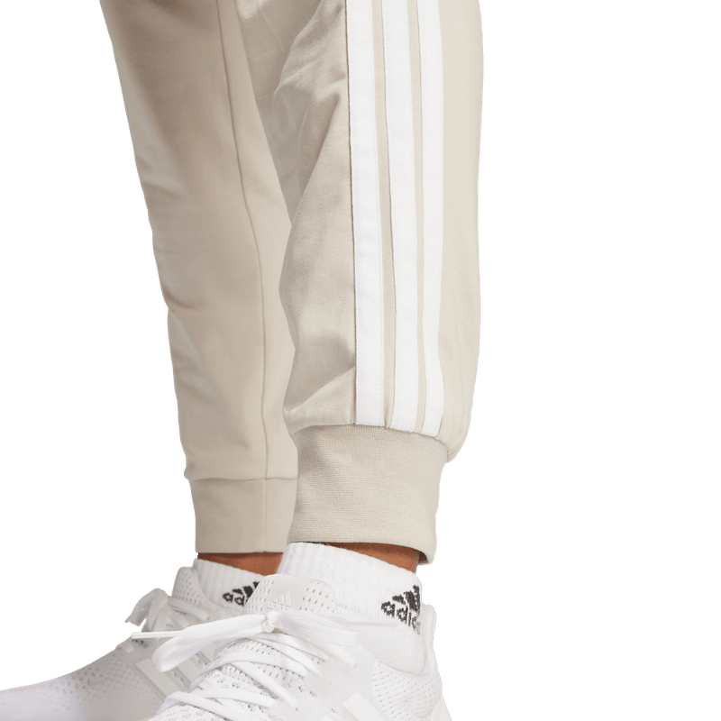 Pantalon-adidas-para-mujer-W-3S-Sj-Jogger-para-moda-color-beige.-Detalle-Reflectivo-Modelo