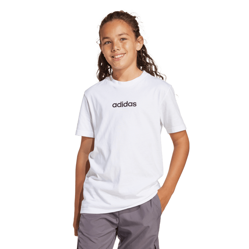 Camiseta-Manga-Corta-adidas-para-niño-J-Lin-Tee-160-para-moda-color-blanco.-Frente-Sobre-Modelo