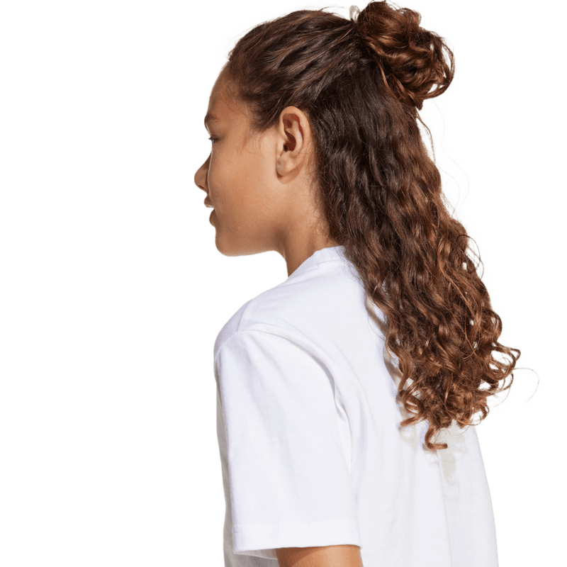 Camiseta-Manga-Corta-adidas-para-niño-J-Lin-Tee-160-para-moda-color-blanco.-Detalle-Reflectivo-Modelo