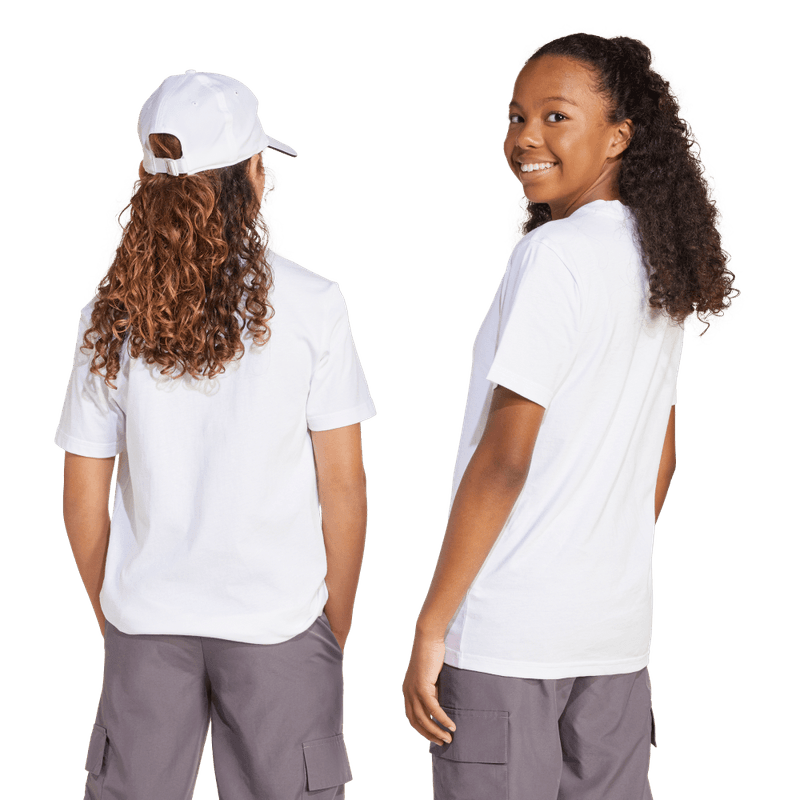 Camiseta-Manga-Corta-adidas-para-niño-J-Lin-Tee-160-para-moda-color-blanco.-Lateral-Sobre-Modelo