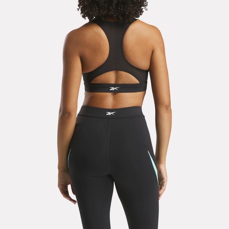 Top-reebok-para-mujer-Lux-Racer-Bra---Cb-para-entrenamiento-color-negro.-Reverso-Sobre-Modelo