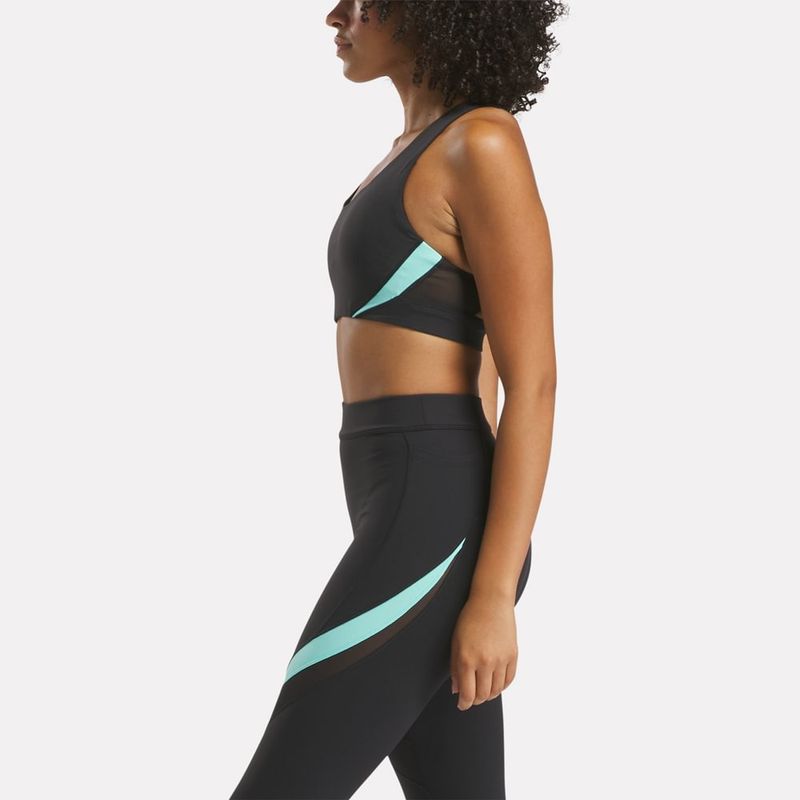 Top-reebok-para-mujer-Lux-Racer-Bra---Cb-para-entrenamiento-color-negro.-Reverso-Sobre-Modelo