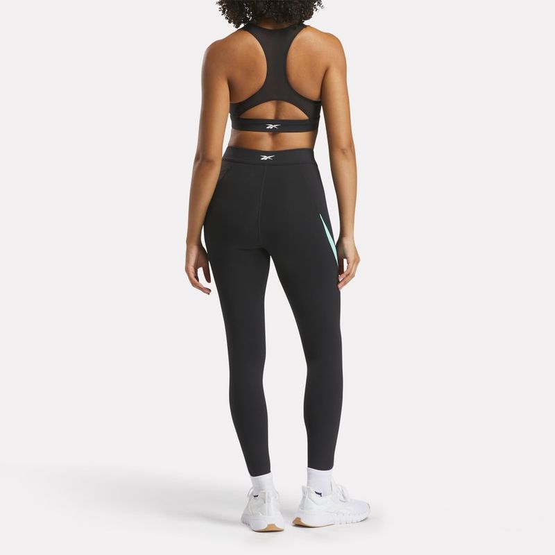 Licra-reebok-para-mujer-Lux-Hr-7-8-Tight---Cb-para-entrenamiento-color-negro.-Reverso-Sobre-Modelo
