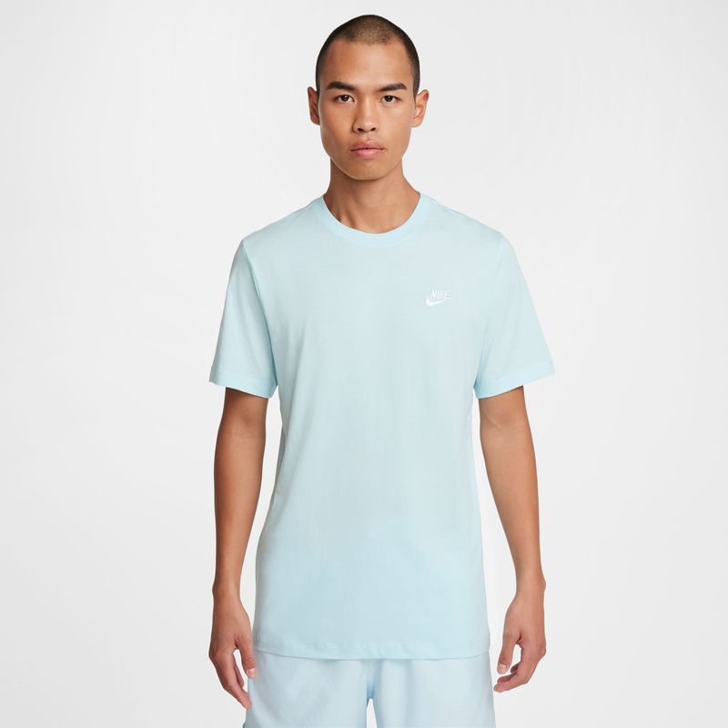 Camiseta-Manga-Corta-nike-para-hombre-M-Nsw-Club-Tee-para-moda-color-azul.-Frente-Sobre-Modelo