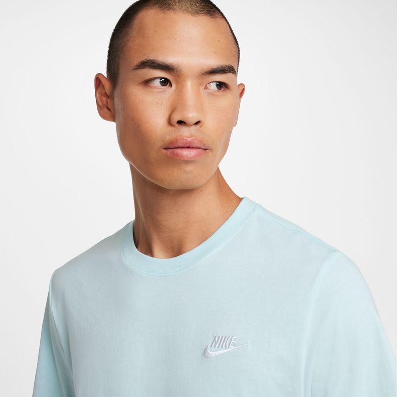 Camiseta-Manga-Corta-nike-para-hombre-M-Nsw-Club-Tee-para-moda-color-azul.-Reverso-Sobre-Modelo
