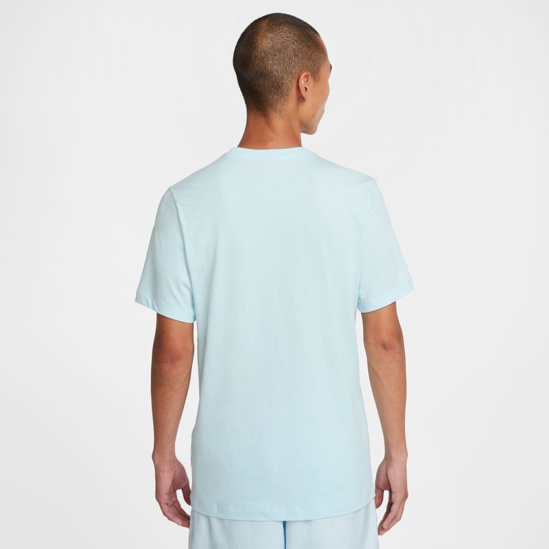 Camiseta-Manga-Corta-nike-para-hombre-M-Nsw-Club-Tee-para-moda-color-azul.-Reverso-Sobre-Modelo