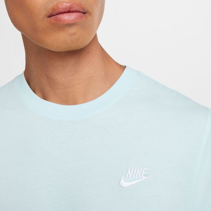 Camiseta-Manga-Corta-nike-para-hombre-M-Nsw-Club-Tee-para-moda-color-azul.-Reverso-Sobre-Modelo-2