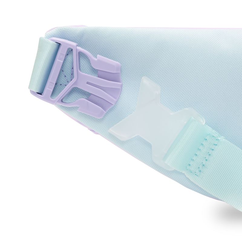 Maletin-nike-para-hombre-Nk-Heritage-S-Wstpck---Jelly-para-moda-color-morado.-Reverso-Sobre-Modelo