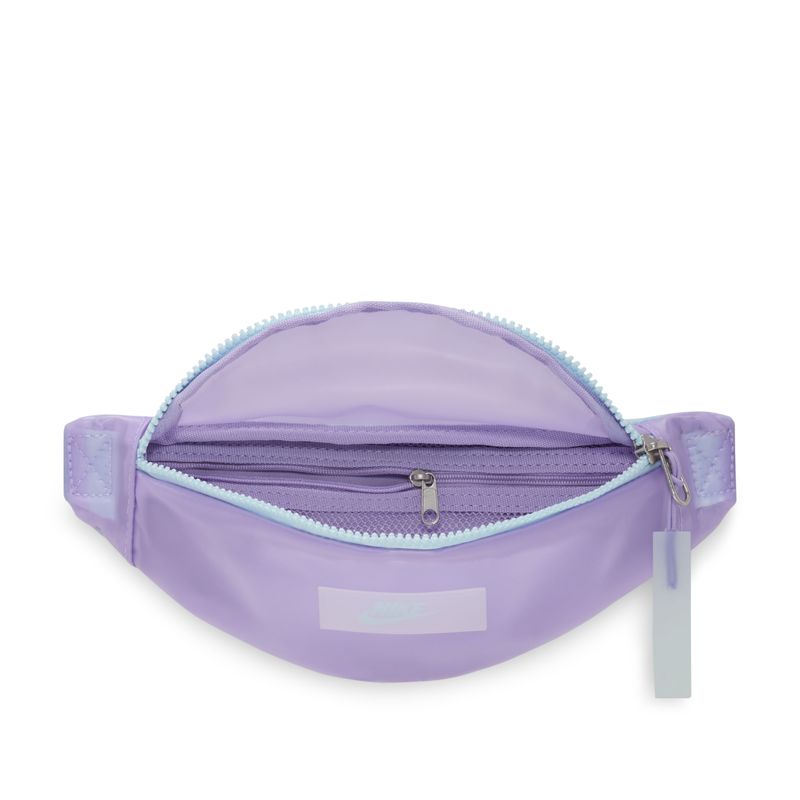 Maletin-nike-para-hombre-Nk-Heritage-S-Wstpck---Jelly-para-moda-color-morado.-Detalle-1