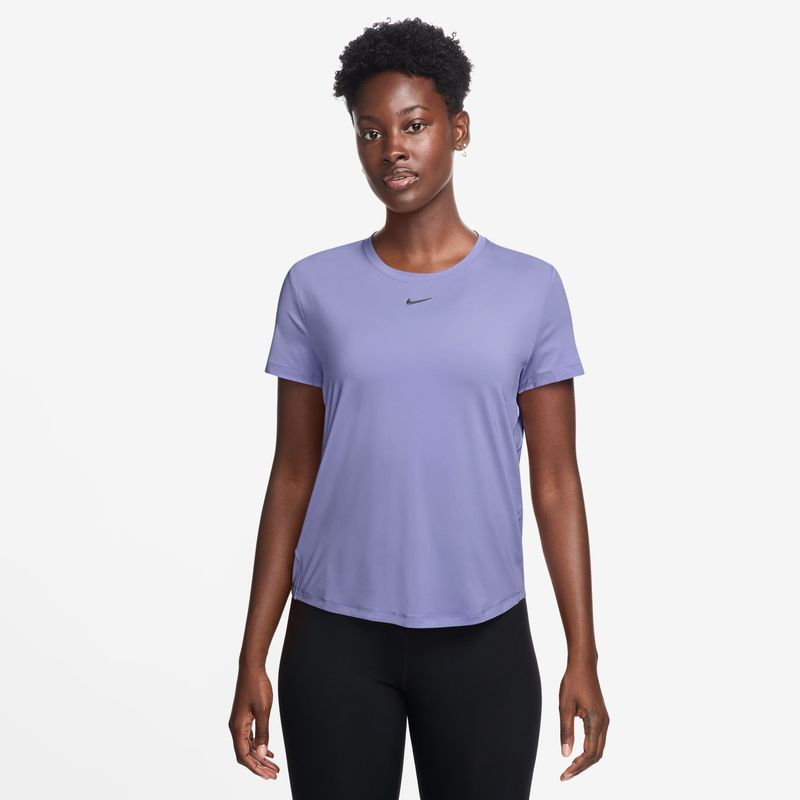 Camiseta-Manga-Corta-nike-para-mujer-W-Nk-One-Classic-Df-Ss-Top-para-entrenamiento-color-morado.-Frente-Sobre-Modelo