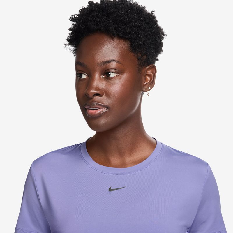 Camiseta-Manga-Corta-nike-para-mujer-W-Nk-One-Classic-Df-Ss-Top-para-entrenamiento-color-morado.-Reverso-Sobre-Modelo
